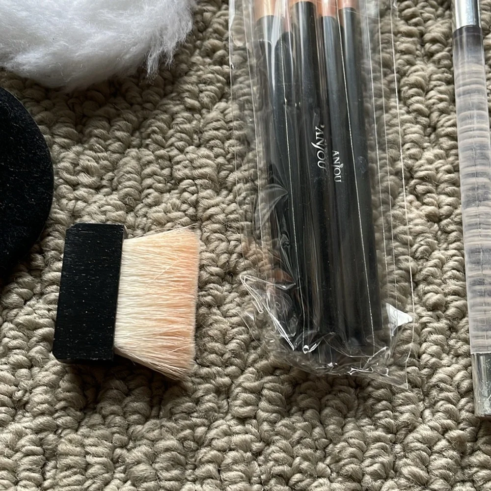 Bundle of 11 Different Eyeshadow Palette Makeup Brushes & Powder Brushes